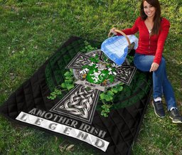 ScotsTee Shop Irish Hume Coat of Arms Family Crest Ireland Quilt Ireland Legend Quilt