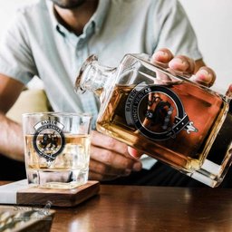 ScotsTee Shop Scottish Baxter Modern Clan Crest Decanter Set Scottish Glass Decanter and Glasses in Thistle Wooden Box