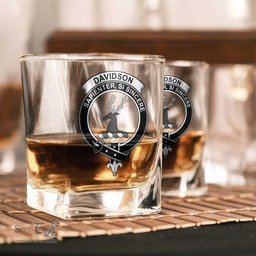 ScotsTee Shop Scottish Davidson Ancient Clan Crest Decanter Set Scottish Glass Decanter and Glasses in Thistle Wooden Box