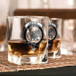 ScotsTee Shop Scottish Leslie Hunting Ancient Clan Crest Decanter Set Scottish Glass Decanter and Glasses in Thistle Wooden Box