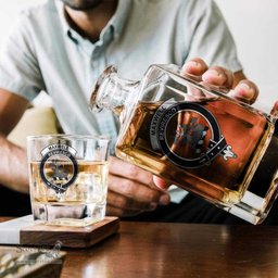 ScotsTee Shop Scottish Maxwell Modern Clan Crest Decanter Set Scottish Glass Decanter and Glasses in Thistle Wooden Box