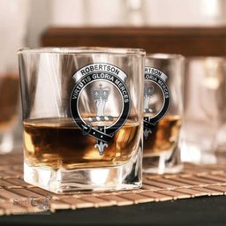 ScotsTee Shop Scottish Robertson Hunting Modern Clan Crest Decanter Set Scottish Glass Decanter and Glasses in Thistle Wooden Box