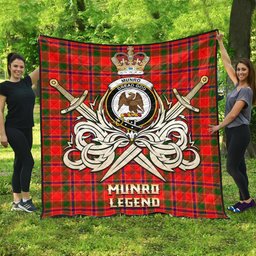 ScotsTee Shop Scottish Munro Modern Clan Crest Tartan Quilt The Golden Sword of Courageous Legacy Quilt