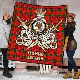ScotsTee Shop Scottish Munro Modern Clan Crest Tartan Quilt The Golden Sword of Courageous Legacy Quilt