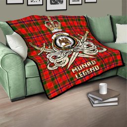 ScotsTee Shop Scottish Munro Modern Clan Crest Tartan Quilt The Golden Sword of Courageous Legacy Quilt