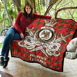 ScotsTee Shop Scottish Munro Modern Clan Crest Tartan Quilt The Golden Sword of Courageous Legacy Quilt