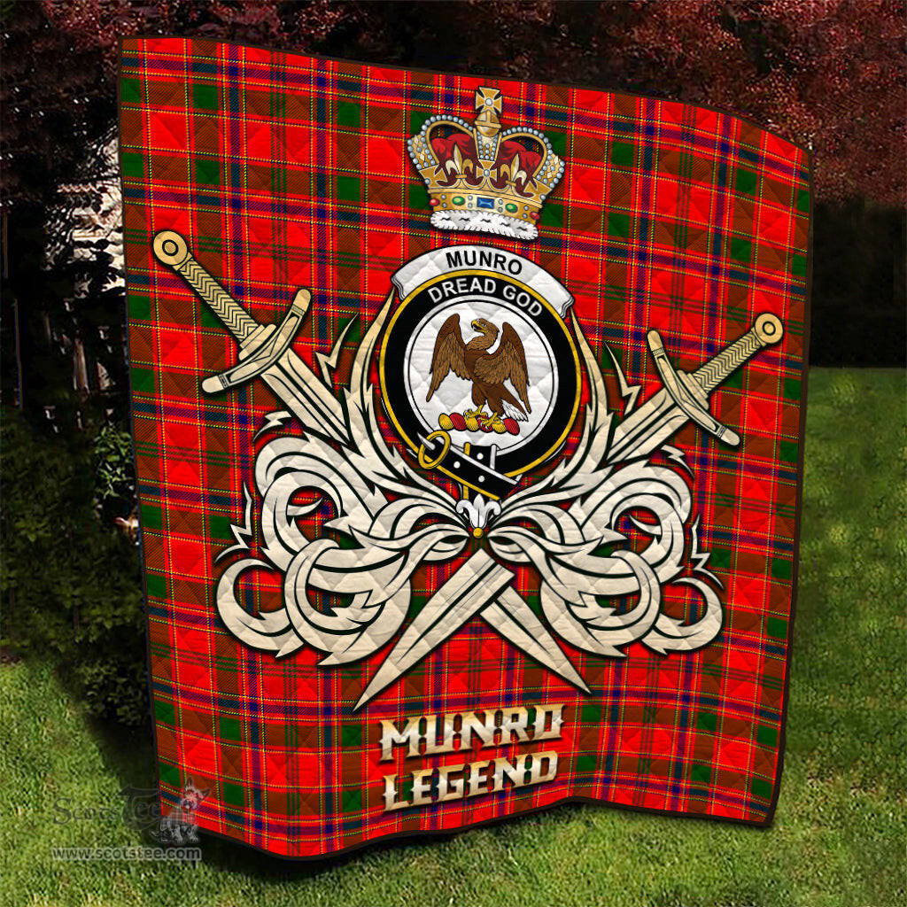 ScotsTee Shop Scottish Munro Modern Clan Crest Tartan Quilt The Golden Sword of Courageous Legacy Quilt