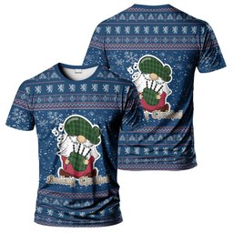 ScotsTee Shop Scottish MacArthur (McArthur) Clan Personalized Christmas Tartan T-Shirt Funny Gnome Playing Bagpipes Style