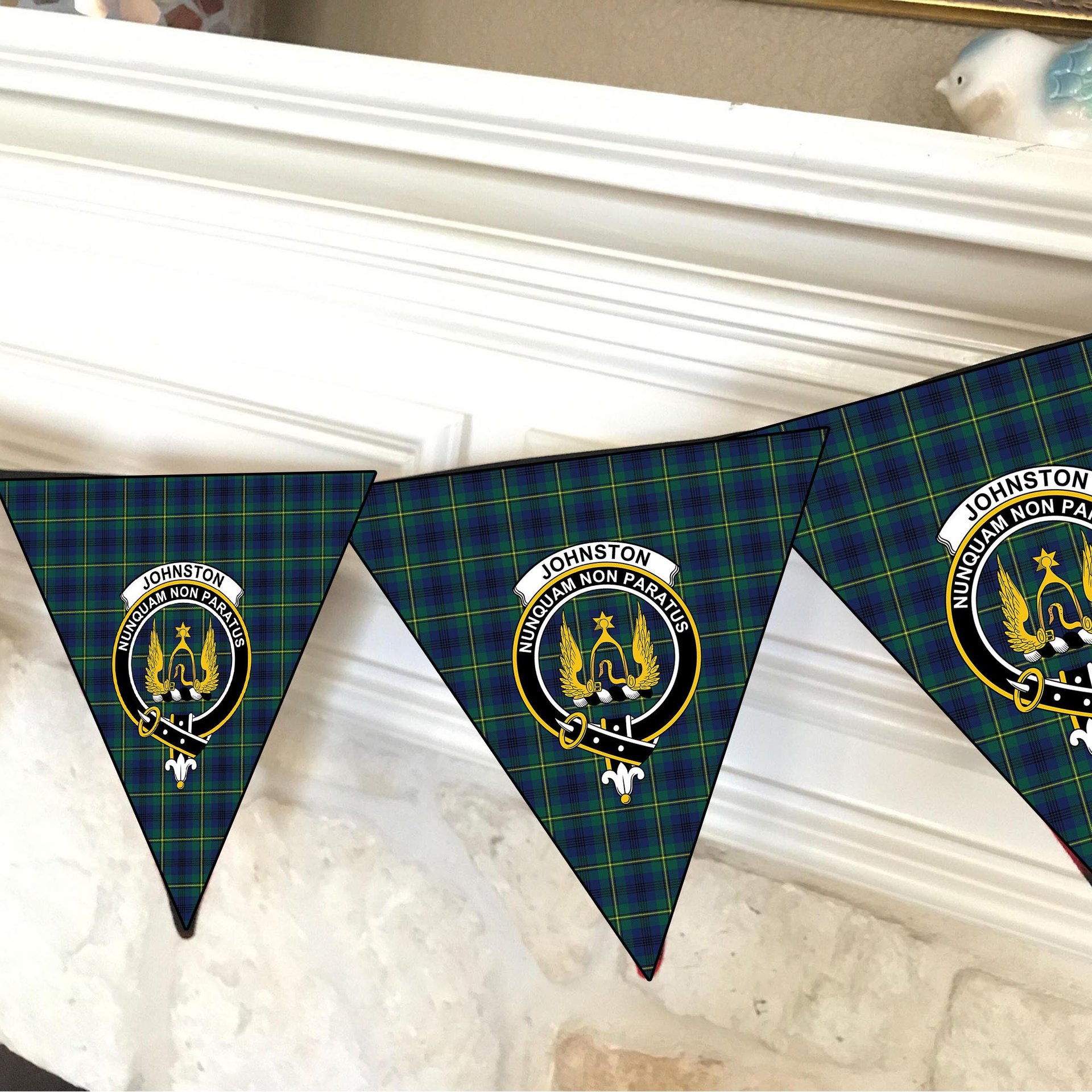ScotsTee Shop Scottish Johnstone Originaux Modern Clan Crest Tartan Triangle Flags Tartan Bunting, Pennants (12pcs)