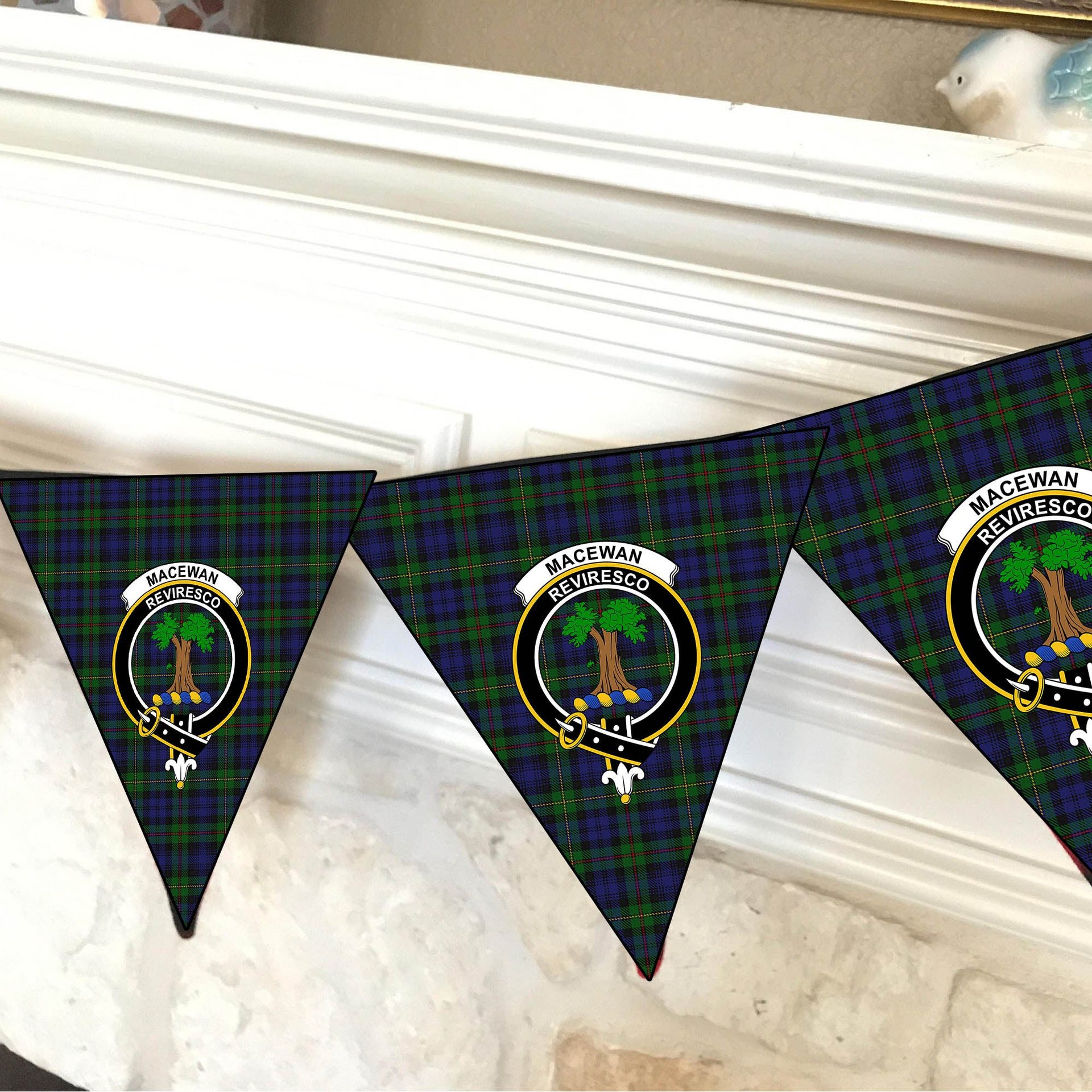 ScotsTee Shop Scottish MacEwen Clans Originaux Crest Tartan Triangle Flags Tartan Bunting, Pennants (12pcs)