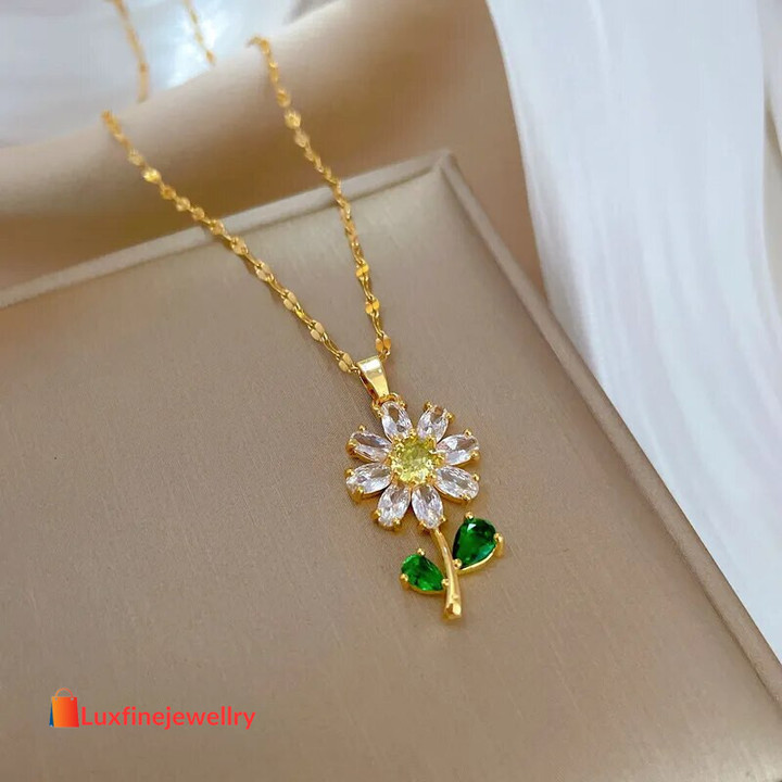 Classic Romantic White Flower Necklace Fashionable and Beautiful