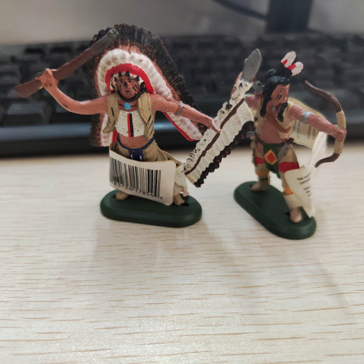 Lot of 2pcs Britains 1971 Native American Indian Figures Miniature