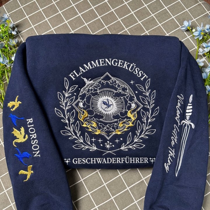 Fourth Wing Flammengeküsst Embroidered Sweatshirt, Fly Or Die Flieg oder stirb Embroidered Hoodie, Wingleader Geschwaderführer Embroidered Gingham Sweatshirt, Violent Little Thing Embroidered Mockneck Sweatshirt