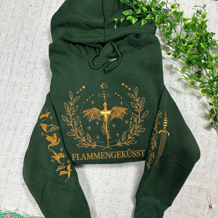 Fourth Wing Flammengeküsst Embroidered Sweatshirt, Wingleader Geschwaderführer Embroidered Hoodie, Fly Or Die Flieg oder stirb Embroidered Gingham Sweatshirt, Violent Little Thing Embroidered Mockneck Sweatshirt