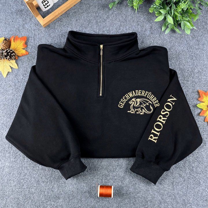 Fourth Wing Flammengeküsst Embroidered Quarter Zip, Fly Or Die Flieg oder stirb Embroidered Sweatshirt, Wingleader Geschwaderführer Embroidered Hoodie, Basgiath War College Embroidered Gingham Sweatshirt, Riorson Embroidered Mockneck Sweatshirt