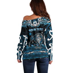 Personalised Ngati Kahungunu Aotearoa Meri Kirihimete Off Shoulder Sweater Maori Kiwi Bird Silver Fern Koru Pattern