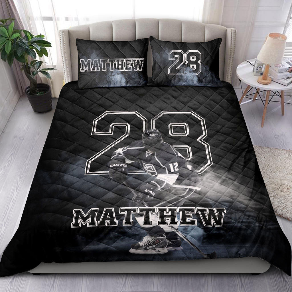 Personalized Hockey Quilt Bedding Set, Hockey Player Posing Black Quilt Blanket With Pillowcases, Custom Name and Number Duvet Cover Set