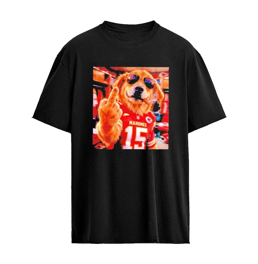 Golden Retriever X Patrick Mahomes Kansas City Chiefs Middle Finger And Smoking Graphic T-Shirt