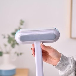 4-in-1 pet hair remover brush for Golden Retrievers – hand holding the brush