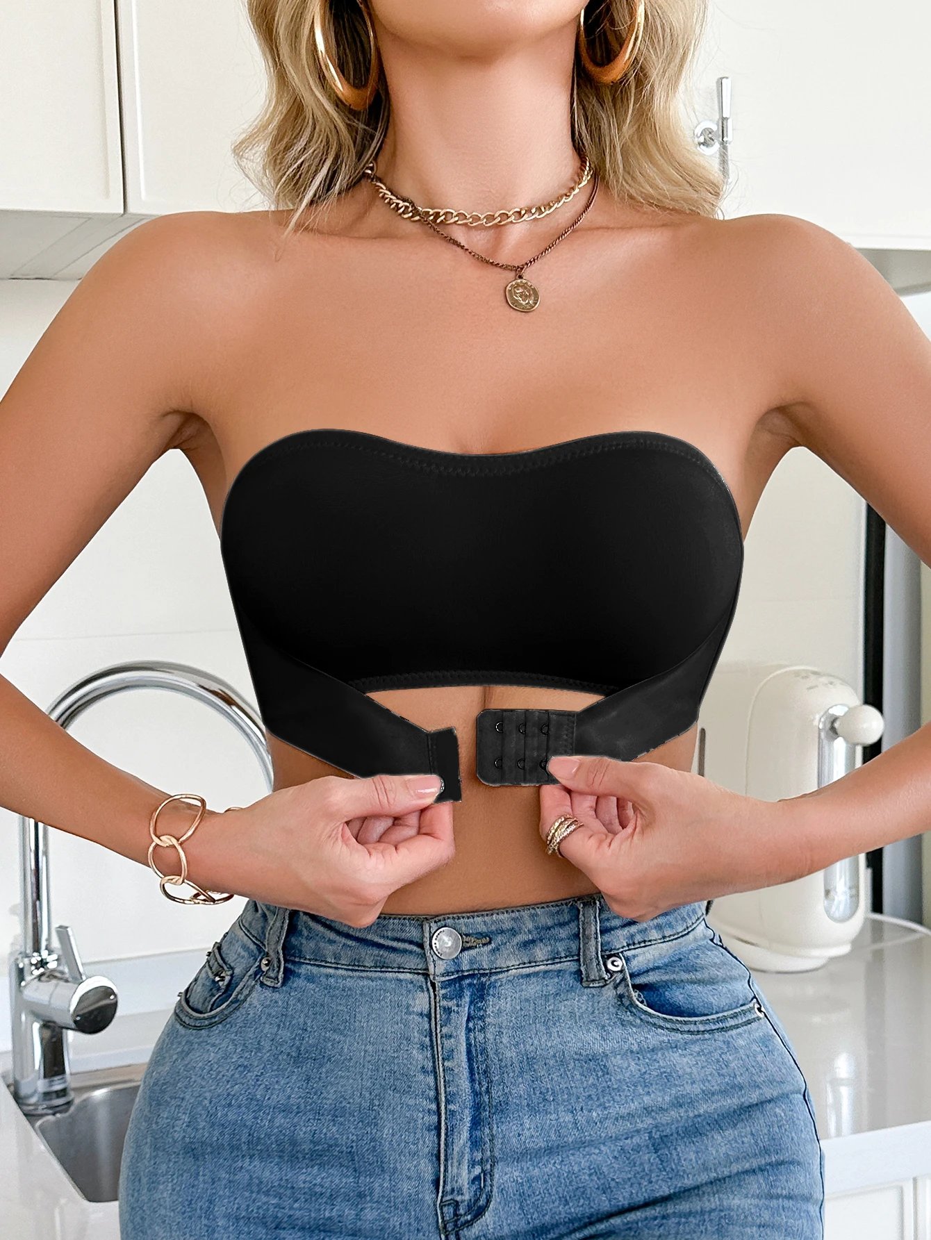 Strapless front-clasp wireless push-up bralette