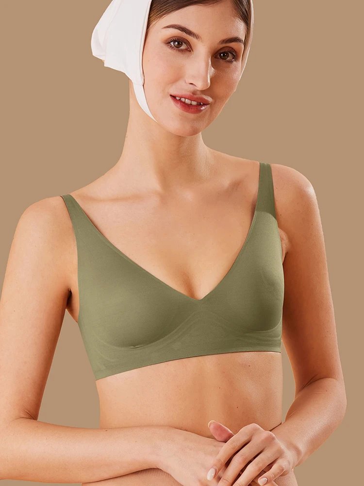 Seamless wireless bralette with thin molded cups